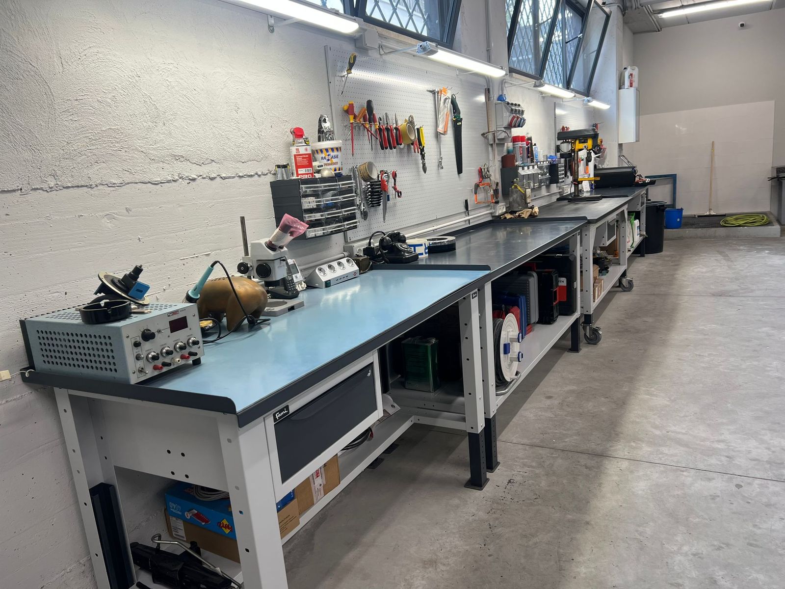 Officina tecnica Frigosuntec con banchi di lavoro